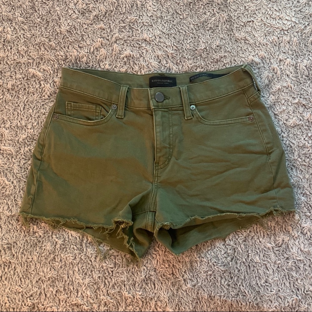 Banana Republic Mid Rise 3 inch Shorts
